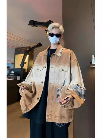 Geacă cu croială lejeră, guler rever, închidere cu nasturi într-o singură rând, mâneci lungi, potrivită primăvară-toamnă