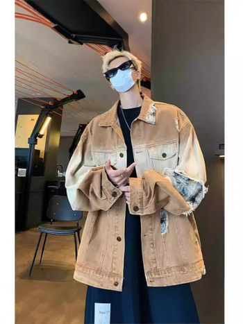 Geacă cu croială lejeră, guler rever, închidere cu nasturi într-o singură rând, mâneci lungi, potrivită primăvară-toamnă