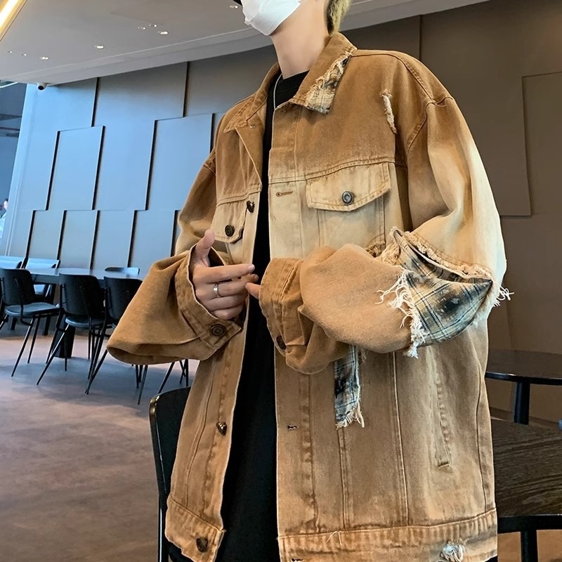 Geacă cu croială lejeră, guler rever, închidere cu nasturi într-o singură rând, mâneci lungi, potrivită primăvară-toamnă