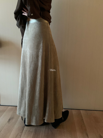 Srednje duljine suknja od umjetne kože s površinom od lažne krzna, Tip A, jednobojna, jesen 2025, japansko-korejski ležerni stil.