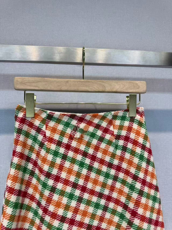 Vunena izvezeni A-linija midi suknja, srednje duljine, 95% sadržaj vune, jesen 2025