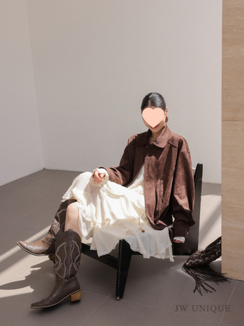 Midi suknja s nepravilnim čipkastim ukrasom i volanima, pamuk-poliester smjesa, jesen 2025