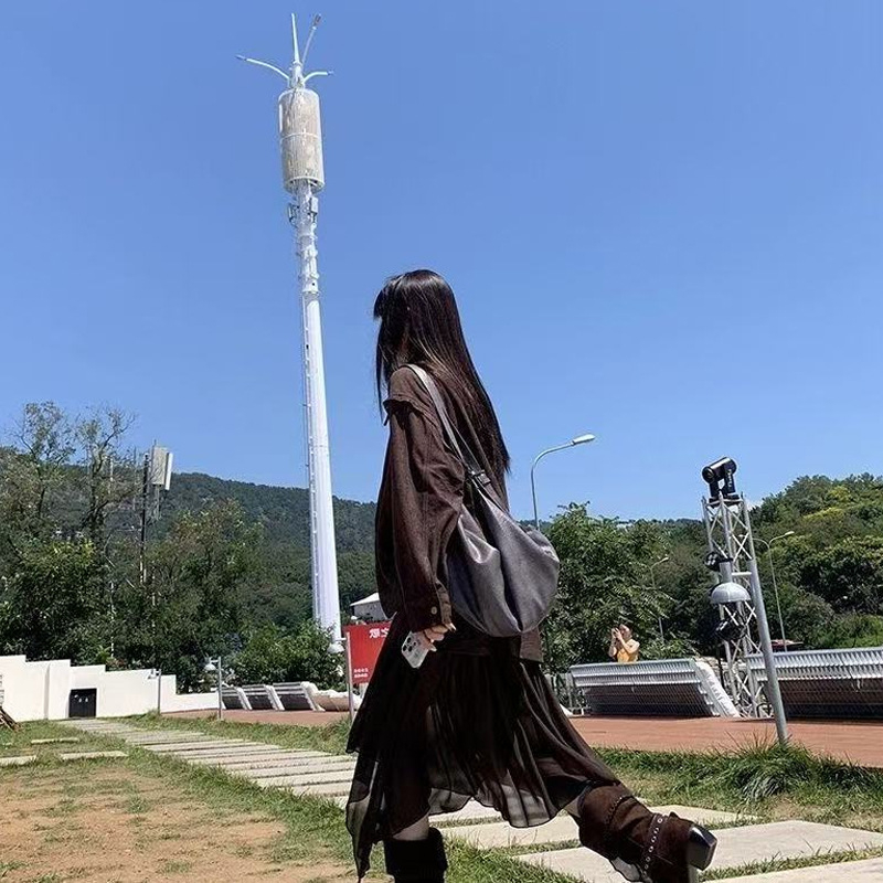 Ženska midi plisirana suknja s nepravim rubom, visokim pojasom i mrežastim panelima