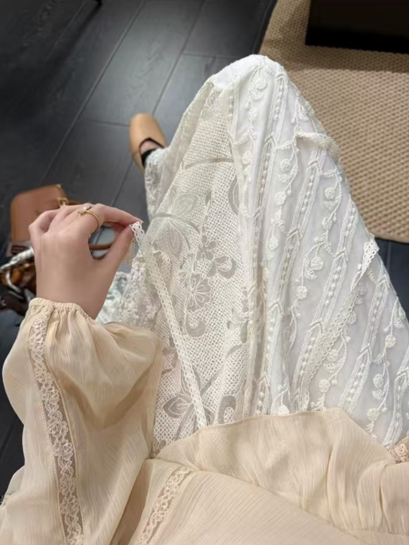 Suknja od pamuka s izvezom, srednje duljine, mikroelastična, 95% pamuka, Jesen 2025