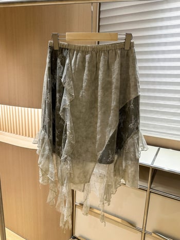 Hrapava suknja s čipkom i asimetričnim volanom, srednje duljine, lan i Tencel smjesa, mikroelastičnost (ravni kroj; srednja duljina; lan–Tencel smjesa; mikroelastičnost)