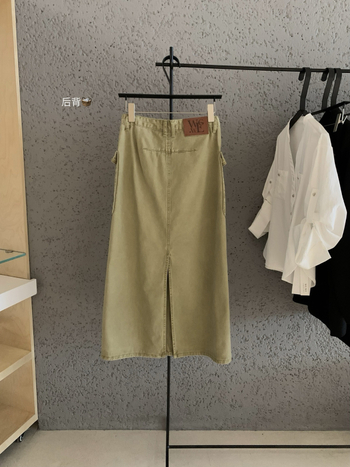 Visokim strukom, A-linijska midi suknja sa stražnjim prorezom i dvostrukim džepovima – casual/workwear