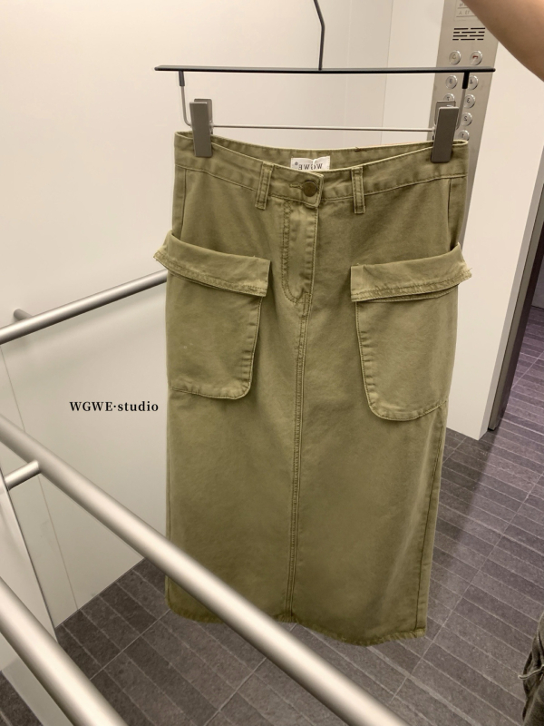 Visokim strukom, A-linijska midi suknja sa stražnjim prorezom i dvostrukim džepovima – casual/workwear