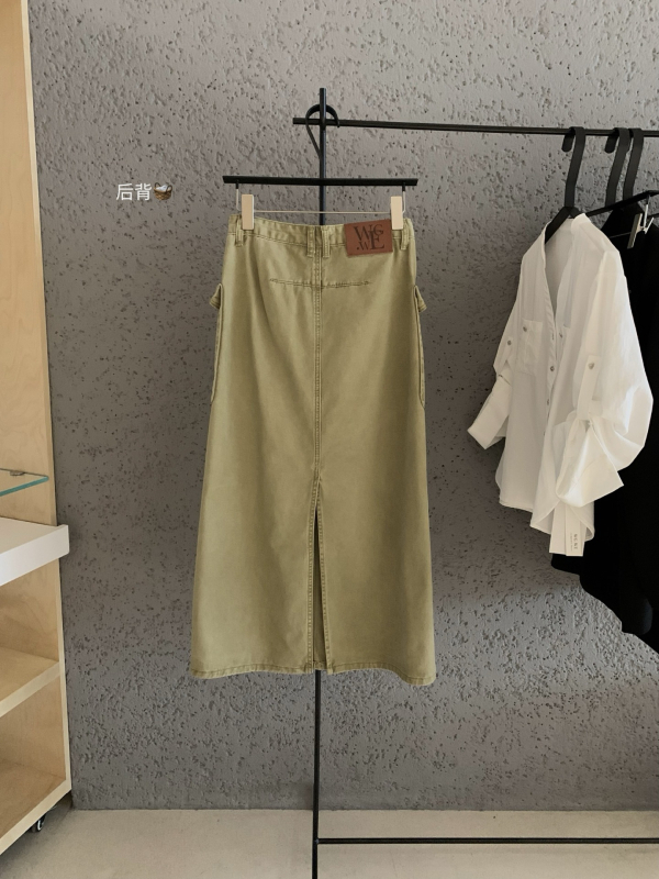 Visokim strukom, A-linijska midi suknja sa stražnjim prorezom i dvostrukim džepovima – casual/workwear