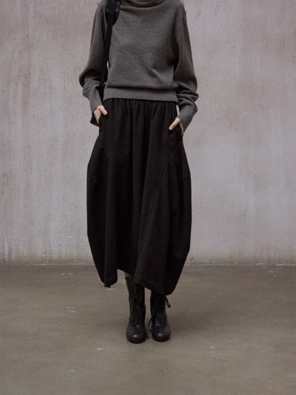 Duga nepravilna suknja od vunene smjese s lanu (<30% lana), opuštena silueta, elegantan poslovni stil