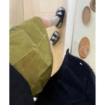 Corduroy hip suknja, jedinstven jednofarbeni uzorak i detalji collage, japansko-korejski casual stil