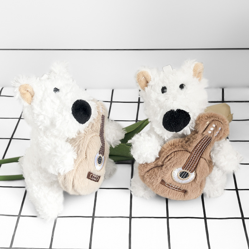 Плюшено кученце с китара — висулка за раница и ключодържател, за възраст 14+ (плюшена играчка за ученическа раница)
