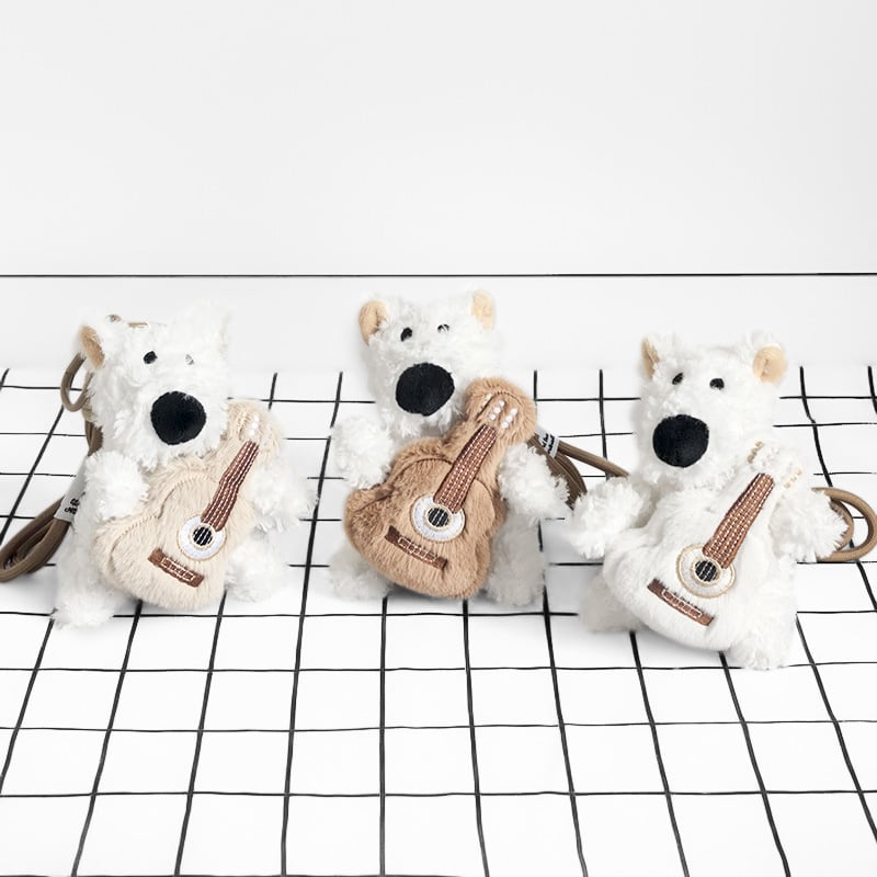 Плюшено кученце с китара — висулка за раница и ключодържател, за възраст 14+ (плюшена играчка за ученическа раница)