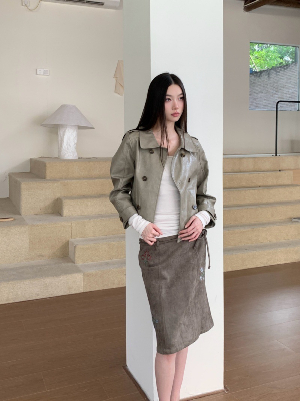 Suknja od suede materijala s biljnim vezom, uski kroj, bočni zip, srednja duljina