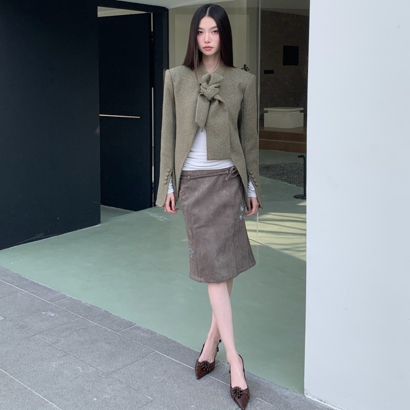 Suknja od suede materijala s biljnim vezom, uski kroj, bočni zip, srednja duljina