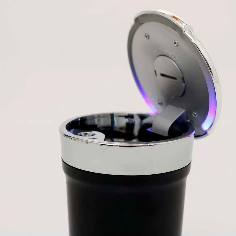 Auto pepeljara s ugrađenim LED svjetlom; materijal: plastika; proces proizvodnje: lijevanje; model: pepeljara; primjena: automobili, dom, pokloni; kvaliteta: prva klasa.