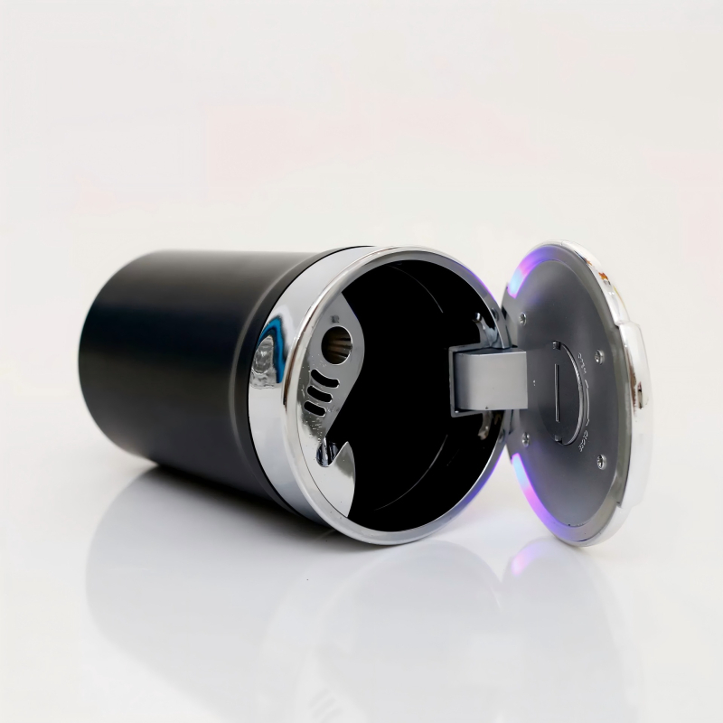 Auto pepeljara s ugrađenim LED svjetlom; materijal: plastika; proces proizvodnje: lijevanje; model: pepeljara; primjena: automobili, dom, pokloni; kvaliteta: prva klasa.