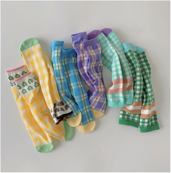 Șosete pentru copii, lungime medie, din bumbac, tricotaj Jacquard, modele: dungile și carouri, pentru copii 3–8 ani.