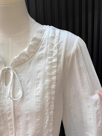 Полиестерна риза с V-образна яка, едноцветна, елегантен делови стил, тесен силует