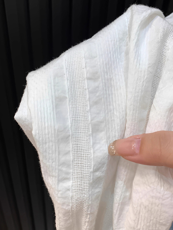 Полиестерна риза с V-образна яка, едноцветна, елегантен делови стил, тесен силует