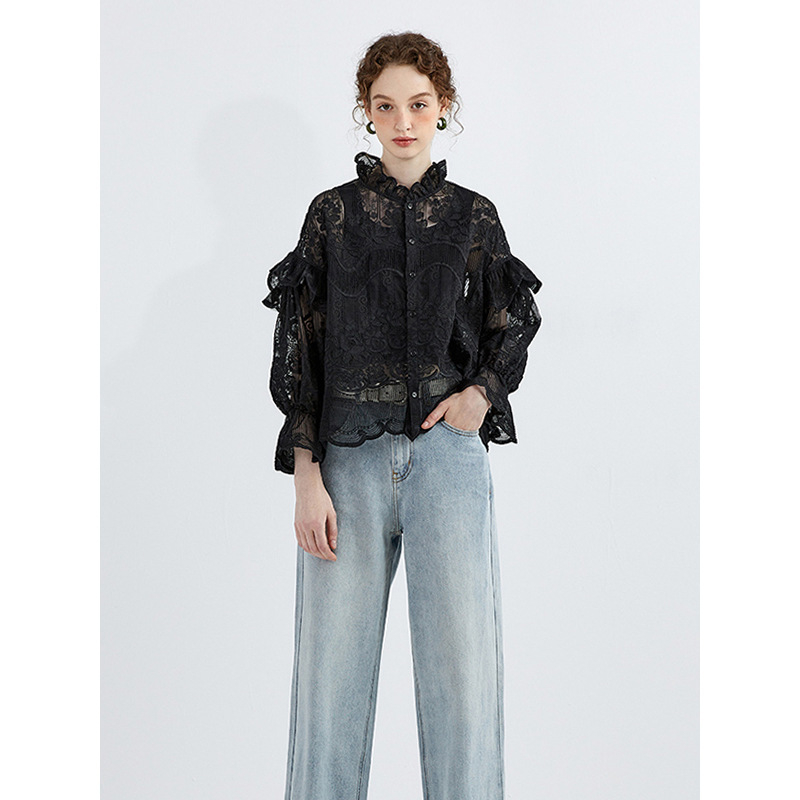 Gourcuff čipkasta košulja s vezom, s stojećim ovratnikom, rukavi u obliku rogova, plisirani detalji, široka silueta — proljeće 2026