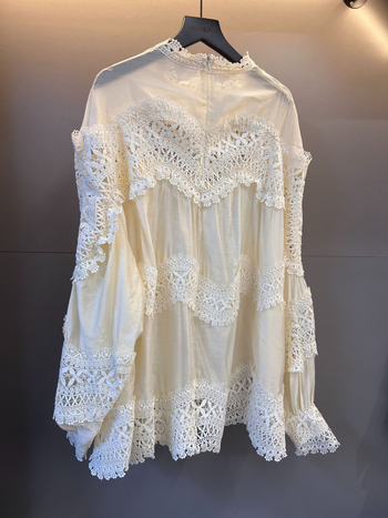 Pamučna košulja u francuskom stilu s izrezima, duge rukave, stojeći ovratnik, slobodan kroj, duljina 50–65 cm