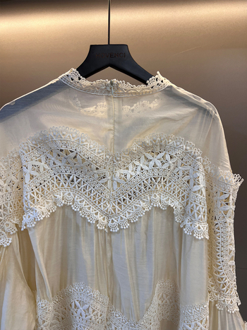 Pamučna košulja u francuskom stilu s izrezima, duge rukave, stojeći ovratnik, slobodan kroj, duljina 50–65 cm