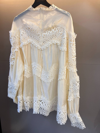 Pamučna košulja u francuskom stilu s izrezima, duge rukave, stojeći ovratnik, slobodan kroj, duljina 50–65 cm