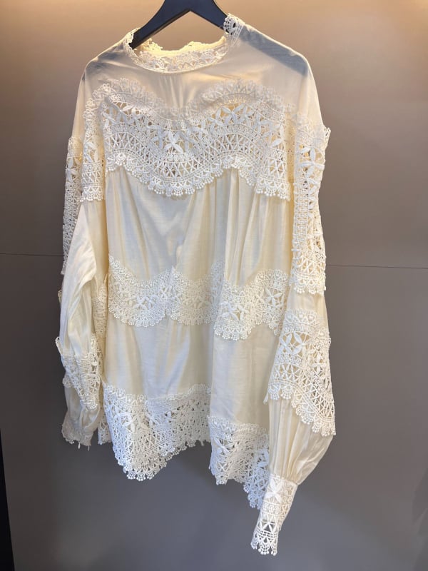 Pamučna košulja u francuskom stilu s izrezima, duge rukave, stojeći ovratnik, slobodan kroj, duljina 50–65 cm