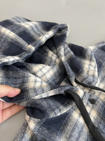 Ženska kapućasta košulja-jakna s poliesterom, slobodan kroj kardigan stila, prugasti/kockasti uzorak, dugi rukavi, srednja duljina