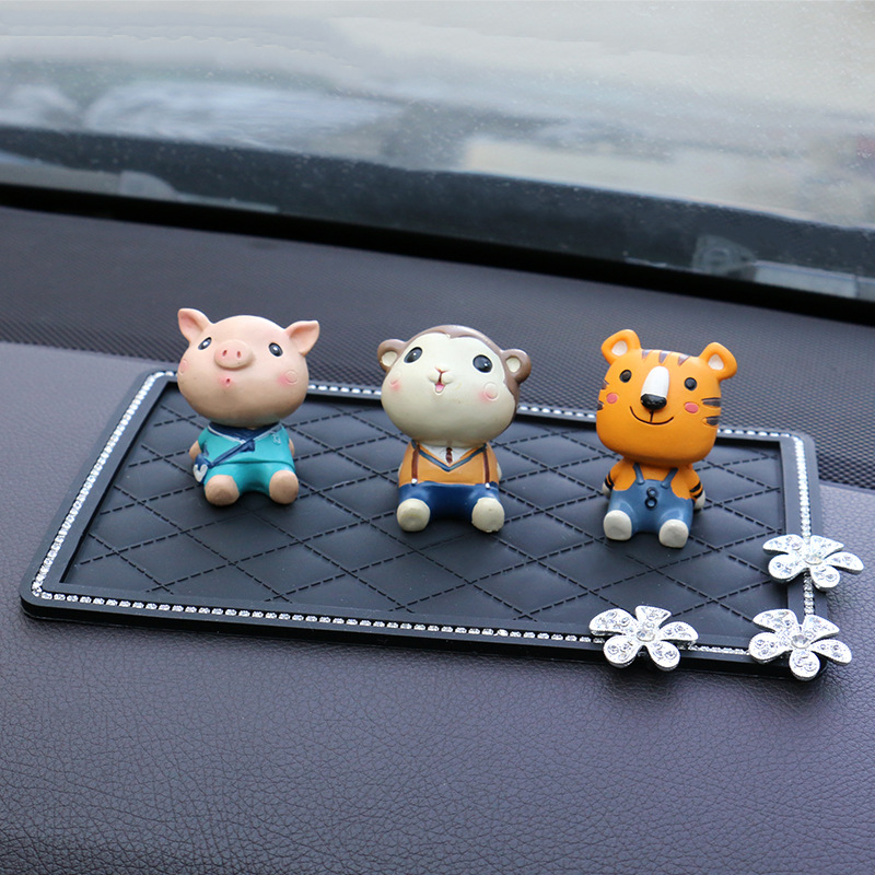 Covoraș antiderapant auto pentru bord și consolă centrală, suport pentru telefon, protecție solară, rezistent la temperaturi înalte, decor interior • Brand Thousand Oaks • Cod produs 9248 • Material: PVC + cristale + metal