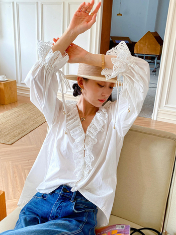 Ženska pamučna košulja s vezom, zvonovi rukavi, V-izrez, francuski stil (Pamuk; Vez; Zvonovi rukavi; V-izrez; Francuski stil)