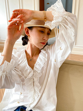 Ženska pamučna košulja s vezom, zvonovi rukavi, V-izrez, francuski stil (Pamuk; Vez; Zvonovi rukavi; V-izrez; Francuski stil)