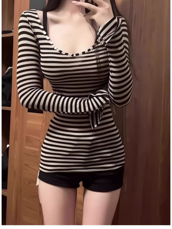 Ženska majica s prugastim uzorkom, dugi rukavi, dubok V izrez, uski kroj, srednja duljina 65–80 cm