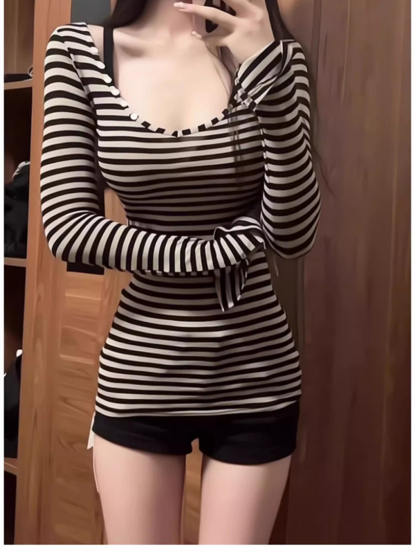 Ženska majica s prugastim uzorkom, dugi rukavi, dubok V izrez, uski kroj, srednja duljina 65–80 cm