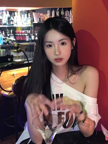 Ženski pamuk majica kratkih rukava, anime print, off-shoulder, nagnuti ovratnik, udoban kroj, korejski stil