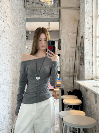 Ženska majica - slim fit, dugi rukavi, ovratnik s jednim redom, rukavi princeze - Proljeće 2023