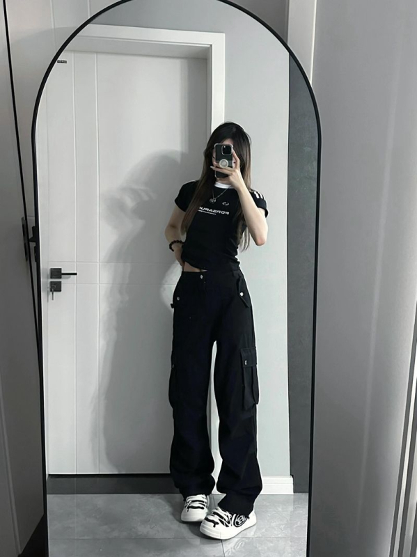 Žensko slim-fit pamukasto T-shirt s raglan rukavima i okruglim izrezom; tisk teksta; američki retro stil s tri pruge na desnom ramenu; materijal 90–95% pamuk, spandeks do 30%.