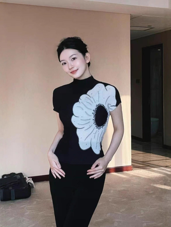 Damski plisirani top od poliestera s kratkim rukavima, cvjetni uzorak, uski kroj, mock neck, duljina 50–65 cm, ljeto 2025