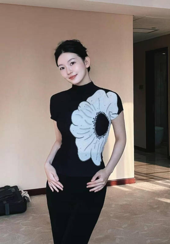 Damski plisirani top od poliestera s kratkim rukavima, cvjetni uzorak, uski kroj, mock neck, duljina 50–65 cm, ljeto 2025