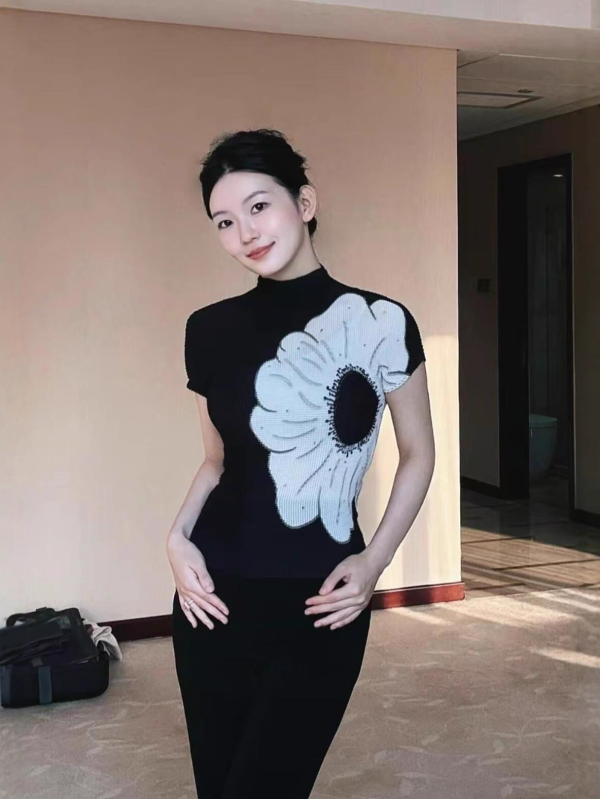 Damski plisirani top od poliestera s kratkim rukavima, cvjetni uzorak, uski kroj, mock neck, duljina 50–65 cm, ljeto 2025