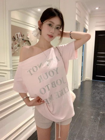 Ženski T-shirt u korejskom stilu s nagnutim ramenom, kratka rukava, tisak s slovima, uski kroj