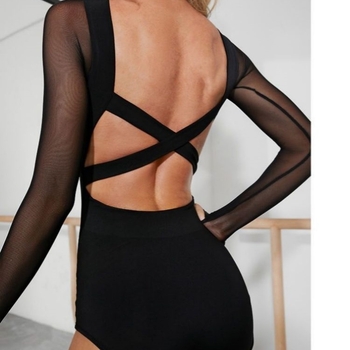 Latin tánc felső melltartó párnákkal, keresztezett pántok, légáteresztő Spandex anyag, A-vonalú szabás, kis gallér, szabványos illeszkedés, termékkód 5659894120