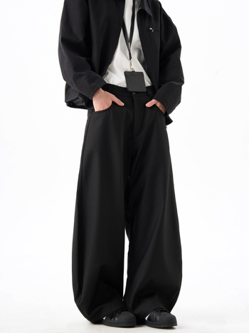 Kényelmes nadrág laza szabású, középső deréktájon, zipzáras záródás, egyszínű poliészter anyag, tavasz–ősz, férfiak