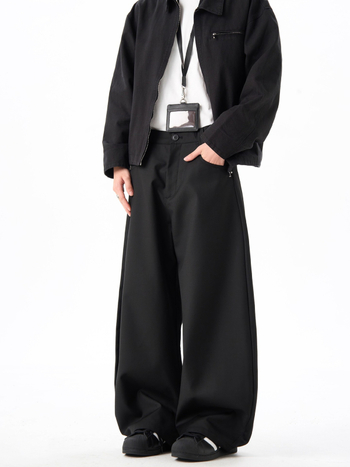 Kényelmes nadrág laza szabású, középső deréktájon, zipzáras záródás, egyszínű poliészter anyag, tavasz–ősz, férfiak