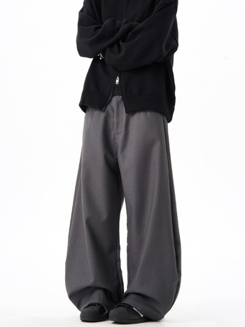 Kényelmes nadrág laza szabású, középső deréktájon, zipzáras záródás, egyszínű poliészter anyag, tavasz–ősz, férfiak