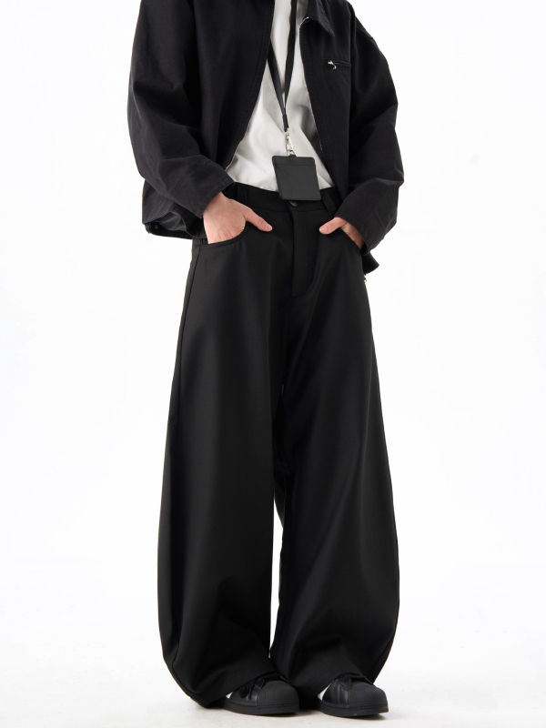 Kényelmes nadrág laza szabású, középső deréktájon, zipzáras záródás, egyszínű poliészter anyag, tavasz–ősz, férfiak