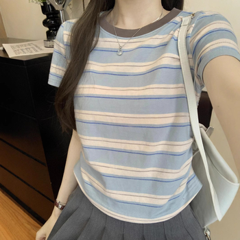 Milk Silk anyagú póló csíkos/kockás mintával, digitális nyomtatás, karcsú szabás, kerek nyakú