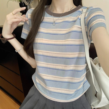 Milk Silk anyagú póló csíkos/kockás mintával, digitális nyomtatás, karcsú szabás, kerek nyakú