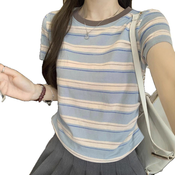 Milk Silk anyagú póló csíkos/kockás mintával, digitális nyomtatás, karcsú szabás, kerek nyakú