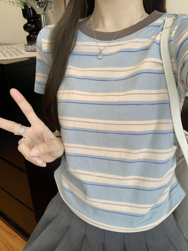 Milk Silk anyagú póló csíkos/kockás mintával, digitális nyomtatás, karcsú szabás, kerek nyakú